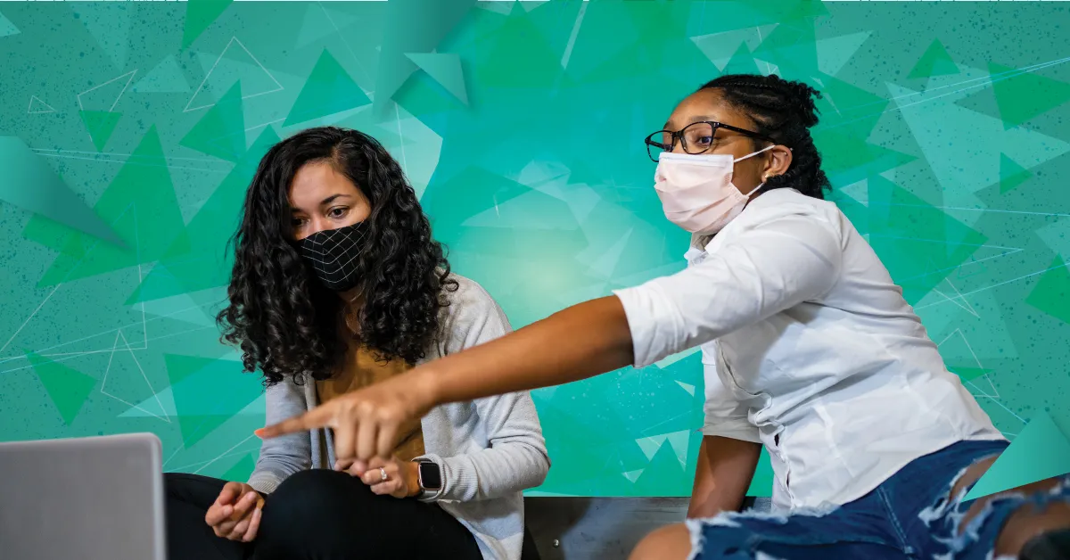 Deux jeunes femmes portant des masques faciaux sont assises devant un ordinateur portable. L’une pointe l’écran du doigt pendant que l’autre regarde attentivement. Elles semblent collaborer ou apprendre ensemble, avec un arrière-plan vert à motifs géométriques.